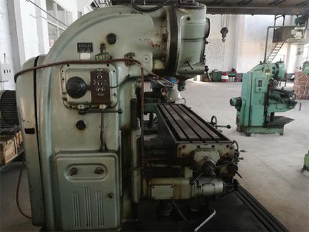 Vertical lifting table milling machine
