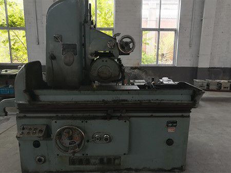 Surface grinding machine with horizontal spindle and rectangular table